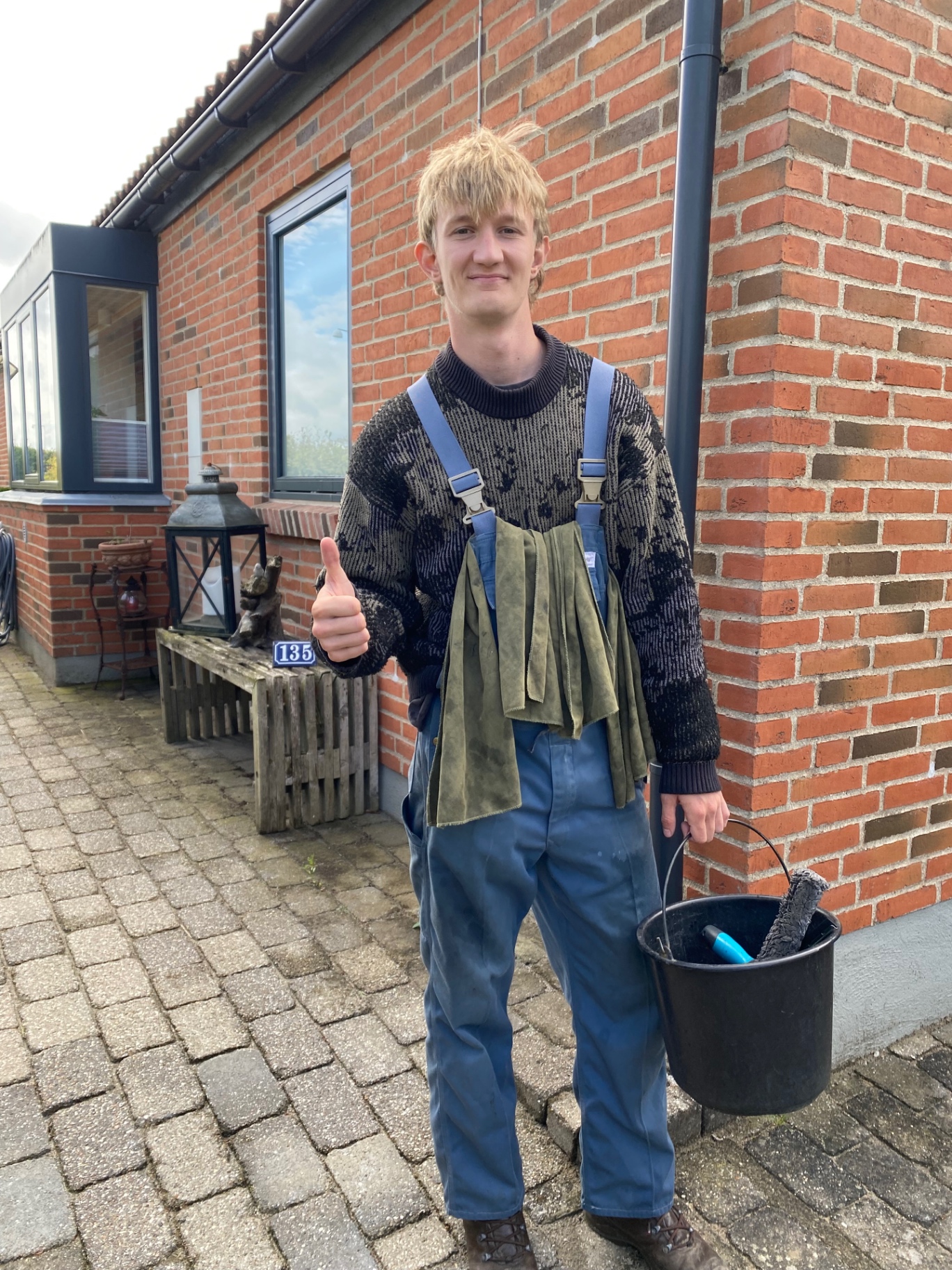 Victor fra VB Vinduespolering med spand og skraber giver tommel op